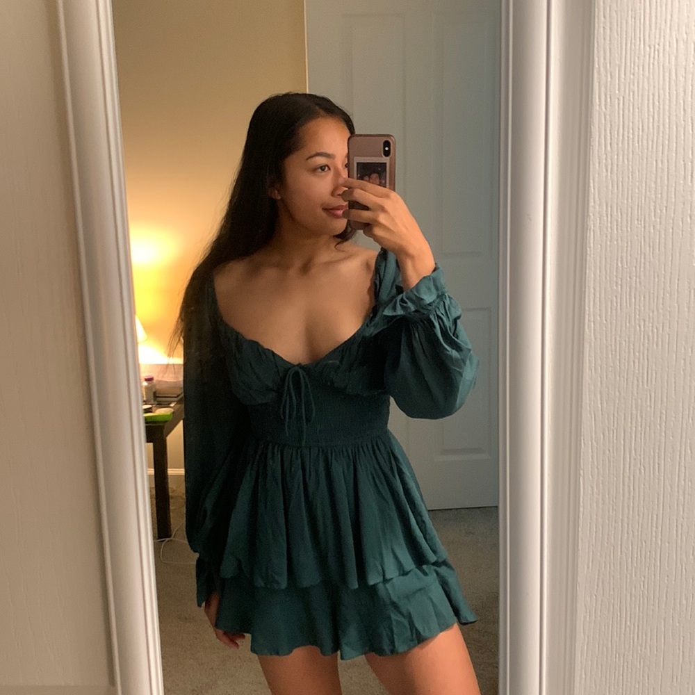 Boutique dress/romper. Never worn. I’m 120 lbs and 5’4 for reference!